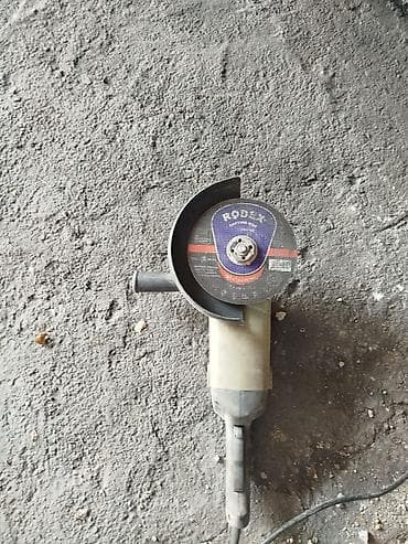 Углошлифовальная машина (болгарка) с диском по металлу Описание: -