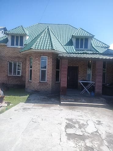 Продаётся кирпичный дом с мансардой и зелёной металлочерепичной