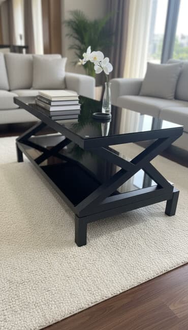 металлический стол: Элегантный журнальный столик, выполненный из черного стекла и прочного — 1