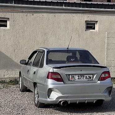 Автомобиль: седан с четырьмя дверями, серебристый цвет, киргизские