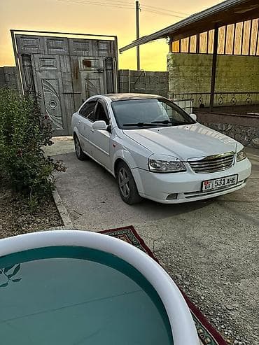 geely e5: Седан белого цвета, 4 двери, киргизские номера (KG 03, 531 AHE) — 1