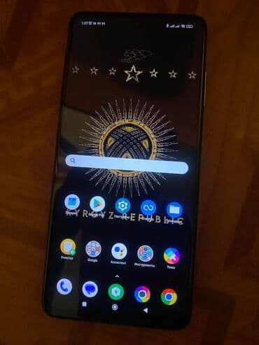 наушники realme: Смартфон с безрамочным дисплеем и фронтальной камерой, интегрированной — 1