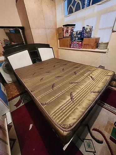 Двуспальные кровати: Двуспальная кровать с матрасом и прикроватным изголовьем с полками + — 2