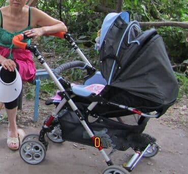 прогулочные коляски: Коляска, цвет - Голубой, Б/у — 2