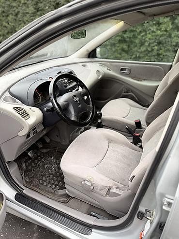 Nissan Almera Tino: 2001 г., 1.8 л, Механика, Бензин, Лифтбек — 9