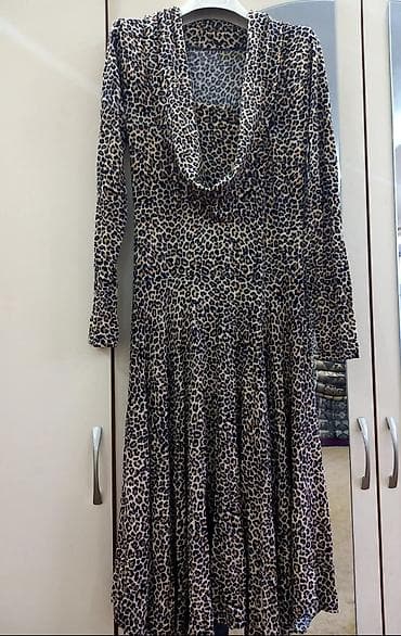платье леопардовое: Платье в леопардовый принт - Длина: миди - Рукав: длинный - — 1