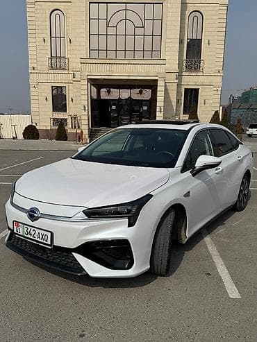 авиди 80: GAC Aion S Plus, электрический седан белого цвета. Основные — 2