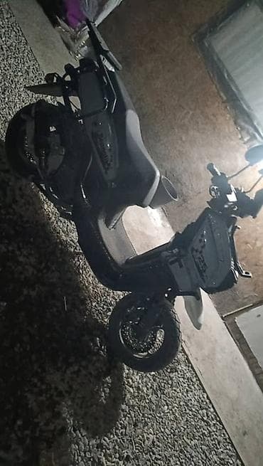 продам скутер: Скутер-эндуро 125 куб. см (надпись «125» на борту) — 2