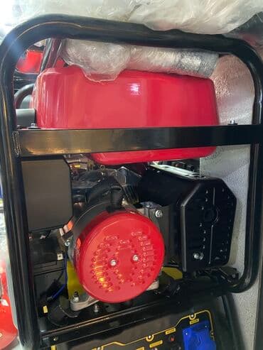 generator: Бензиновый генератор Edon с красным корпусом и черной металлической — 3