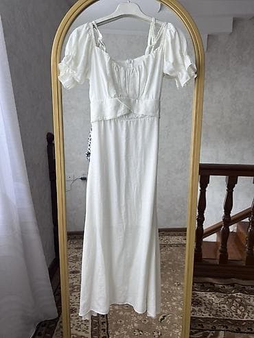 Жеке буюмдар: Белое женское платье миди с романтичными деталями. - Силуэт: прямой — 4