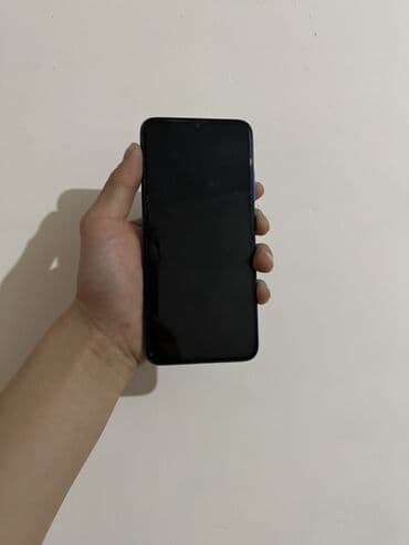 Смартфон с экраном с каплевидным вырезом под фронтальную камеру и