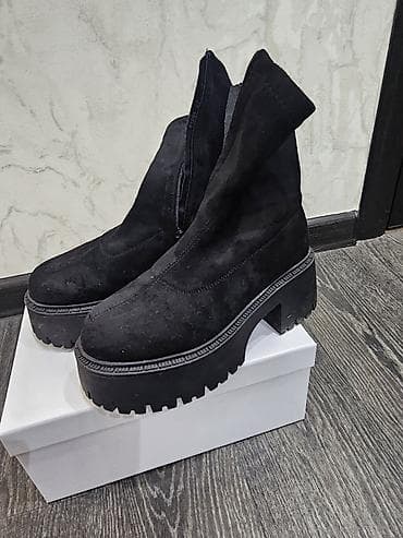 сапоги женские короткие: Черные женские ботинки/полусапоги с молнией по бокам. - Материал — 2