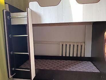 Полки, стеллажи: Двухъярусная детская кровать, Б/у, ЛДСП, цвет - Коричневый — 1