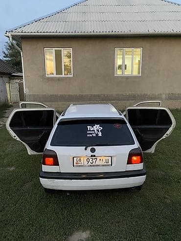 салон машины: Volkswagen Golf: 1992 г., 1.8 л, Механика, Бензин, Хэтчбэк — 4