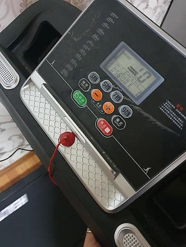 Беговая дорожка с электронным блоком управления и дисплеем