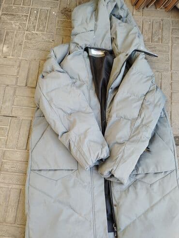 мужские джинсы с дырками на коленях: Джинсы классического кроя из плотного денима синего цвета. - Прямые — 2