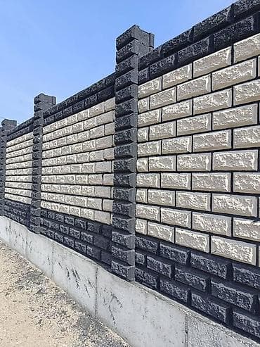 Декоративные бетонные заборные секции «под колотый кирпич» -