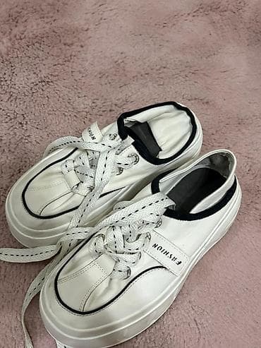 Женская обувь: Белые кеды с утолщенной подошвой - Модель: низкие кеды со шнуровкой - — 2