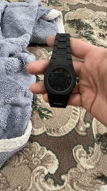 Черные наручные часы с арабскими цифрами на циферблате. - Корпус