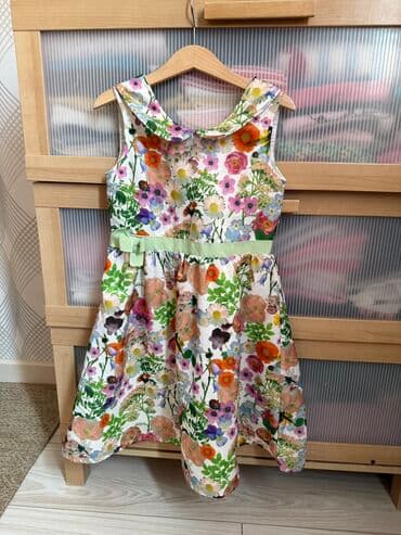 надпись на футболке: Нежно-зеленый свитшот с высоким воротником для девочки. Украшен — 3