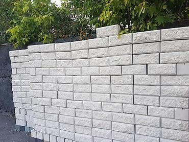 форма кирпич: Облицовочный стеновой блок/кирпич “рваный камень”, белый. - Фактура — 1