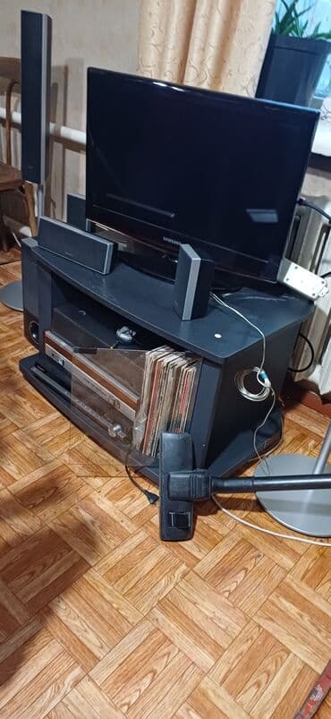 мастера по ремонту телевизоров: Продаю тумбочку по тв и апаратуру. б/у. нет одной дверцы — 1