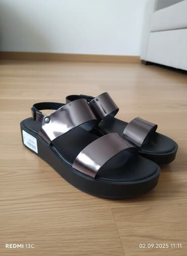 Обмен рассмотрю варианты новые не раз не носила 
размер 38-39 )))