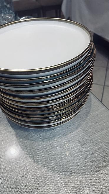 Посуда: Набор для сервировки стола Состав: - Стеклянные бутылочки-дозаторы — 3