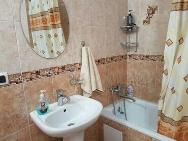 2 х комнатную квартиру по суточно в 8 мкр: 2 комнаты, Бронь — 3