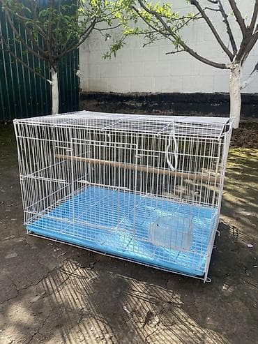 Просторная клетка для птиц - Материал: металлическая решётка с белым