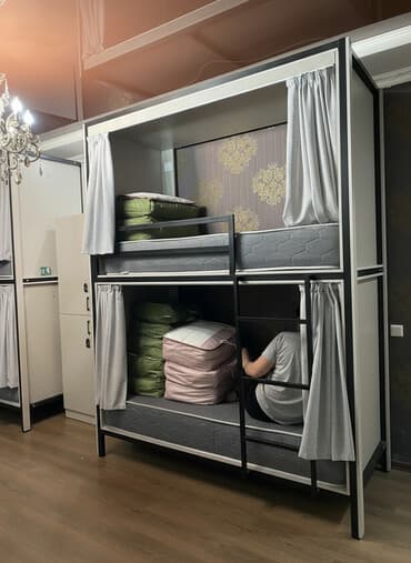 двухъярусные кровати: Двухъярусная кровать с металлическим каркасом и серыми матрасами — 1