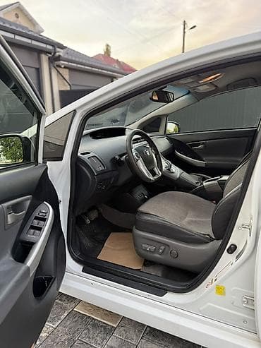 Транспорт: Toyota Prius: 2015 г., 1.8 л, Вариатор, Гибрид, Хэтчбэк — 8