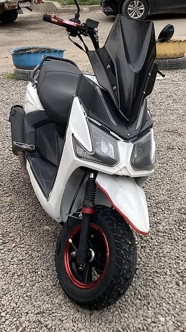 Скутер/мопед городского типа с агрессивным дизайном - Кузов: белый с