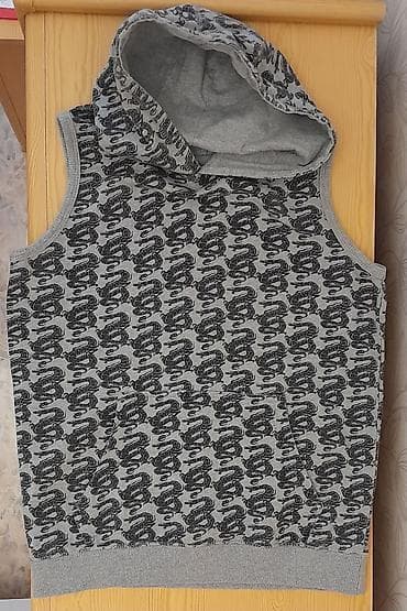 b 5: Безрукавка с капюшоном, карманы кенгуру. В отличном состоянии. С — 1