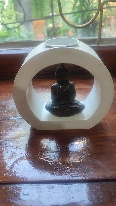 Другой декор и предметы интерьера: Декоративная аромалампа с дизайном в виде белого кольца и фигурки — 1