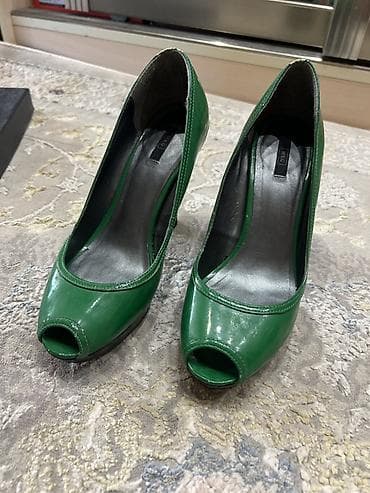 Туфли: Лодочки-peeptoe из лакированной кожи, насыщенно‑зеленого цвета. - — 2