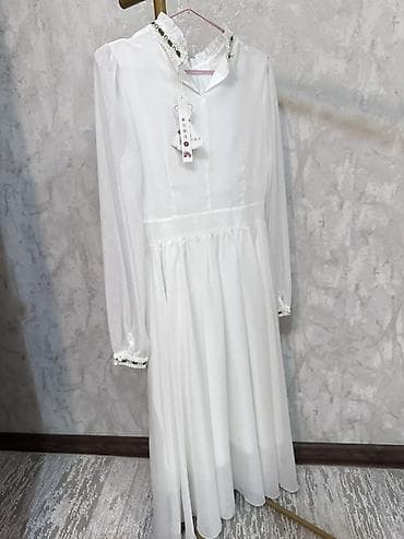 Платья: Белое платье миди с нежным мерцающим эффектом. Легкая полупрозрачная — 5