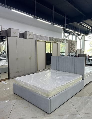 Уютная двуспальная кровать с высоким мягким изголовьем. - Современный — 1