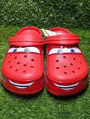 парные кофты: Сабо Crocs с дизайном «Тачки» — Молния Маккуин. - Ярко‑красный цвет — 3