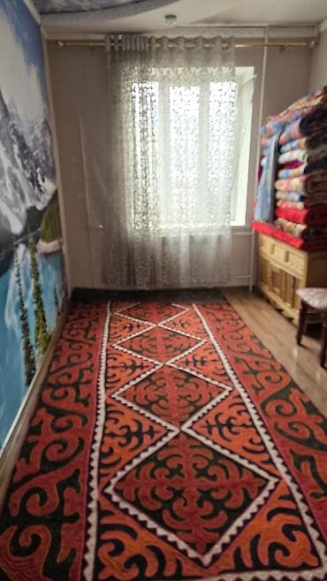 продаётся дом: Сдаётся двухэтажный кирпичный дом с двором и навесом. - Материал — 5