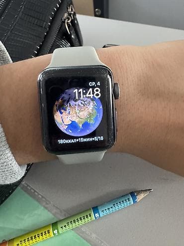 Apple Watch: Apple Watch 3, корпус 38 мм в черном цвете. На экране логотип Apple — 4