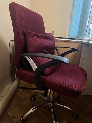 офисной кресло: Офисное кресло, Б/у, С колесиками, цвет - Красный, Экокожа, Самовывоз — 1