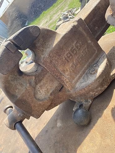 Рекламное оборудование: Тиски слесарные поворотные, массивные, чугунные. Особенности: - — 3