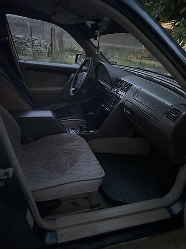 Mercedes-Benz : 1995 г., 2 л, Механика, Бензин — 8