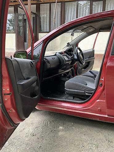 электромобиль дешевый: Honda Fit: 2001 г., Автомат, Бензин, Хэтчбэк — 3