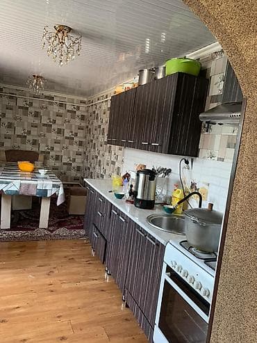 пл: Продаётся жилой дом с благоустроенным двором и навесом. Основные — 2