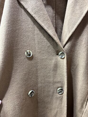 Пальто: Классическое женское пальто цвета верблюжьей шерсти (camel). - Крой — 3