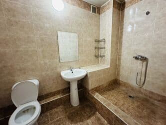 долгосрочная аренда дома: 700 м², 11 комнат, Забор, огорожен, Бассейн, Парковка — 10