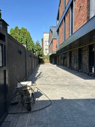 продаю дом красный строитель: Продается здание с современным дизайном, сочетающим кирпичную кладку — 2