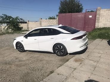 byd leopard: Электромобиль седан, белый цвет, 5‑дверный кузов с покатой крышей — 2